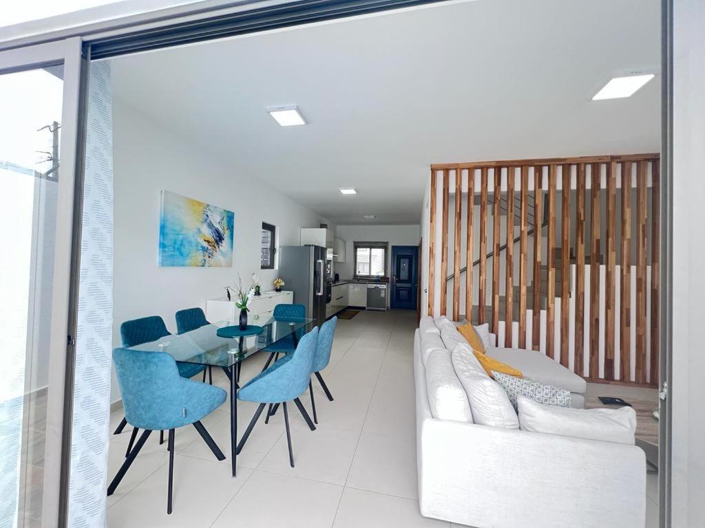 Azure 4 Bedrooms Haven Retreat: Where Tranquility Meets Turquoise Waters, Flic En Flac Mauritius Exterior foto