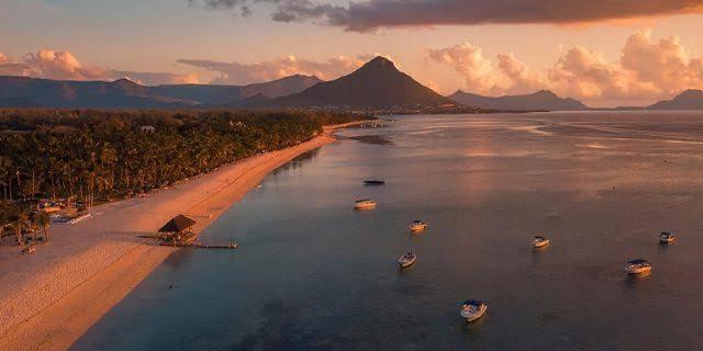 Azure 4 Bedrooms Haven Retreat: Where Tranquility Meets Turquoise Waters, Flic En Flac Mauritius Exterior foto