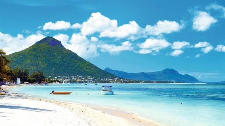 Azure 4 Bedrooms Haven Retreat: Where Tranquility Meets Turquoise Waters, Flic En Flac Mauritius Exterior foto